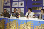 Сергей Бодров-младший и его отец на пресс-конференции съемочной группы фильма «Давай сделаем это по-быстрому», 2001 год