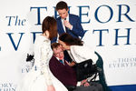 Джейн Уайлд Хокинг целует своего бывшего супруга Стивена Хокинга на премьере фильма «Теория всего», сюжет которого основан на судьбе Хокинга. Рядом — актеры Эдди Редмэйн и Фелисити Джонс, которые играют в фильме Стивена и Джейн, 2014 год