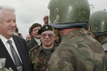 Президент России Борис Ельцин во время встречи с солдатами и офицерами 205-й мотострелковой бригады федеральных войск в Чечне в рамках президентской кампании, 20 мая 1996 года