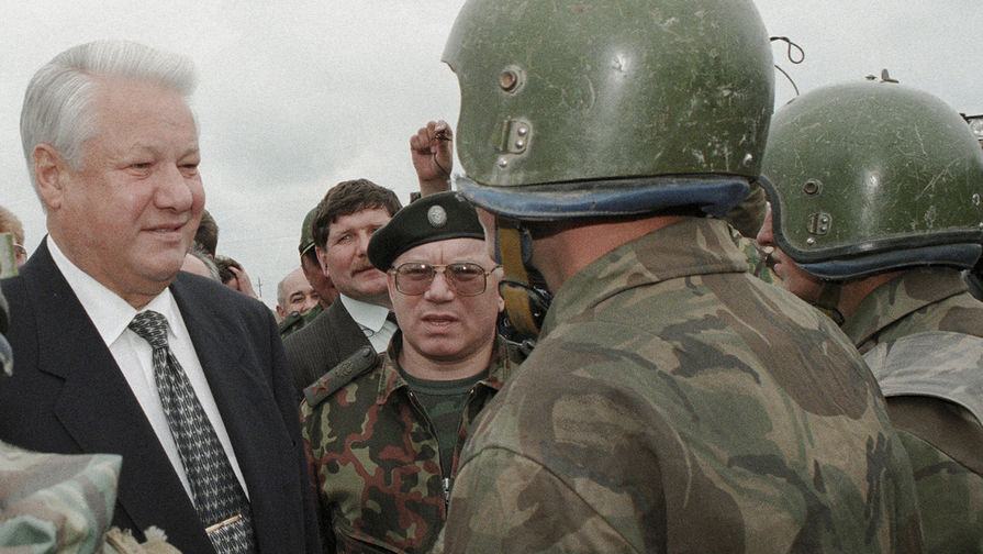 Президент России Борис Ельцин во время встречи с солдатами и офицерами 205-й мотострелковой бригады федеральных войск в Чечне в рамках президентской кампании, 20 мая 1996 года