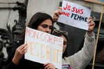 Девушка с плакатом «Мое тело, мои правила» во время демонстрации на площади Республики в Париже в честь Международного женского дня, 8 марта 2019 года