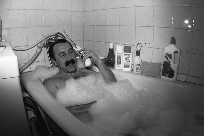 Главный тренер московского «Динамо» Валерий Газзаев в минуты отдыха, 1992 год