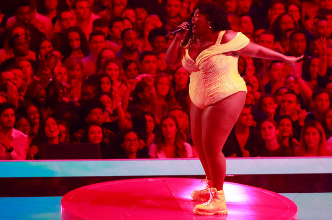 Певица Lizzo во время церемонии вручения премии MTV Video Music Awards в Нью-Джерси, 26 августа 2019 года