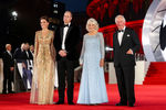 Герцог и герцогиня Кембриджские Уильям и Кэтрин, принц Уэльский Чарльз с супругой Камиллой на мировой премьере 25-го фильма об агенте 007 Джеймсе Бонде «Не время умирать» в Лондоне, 28 сентября 2021 года 