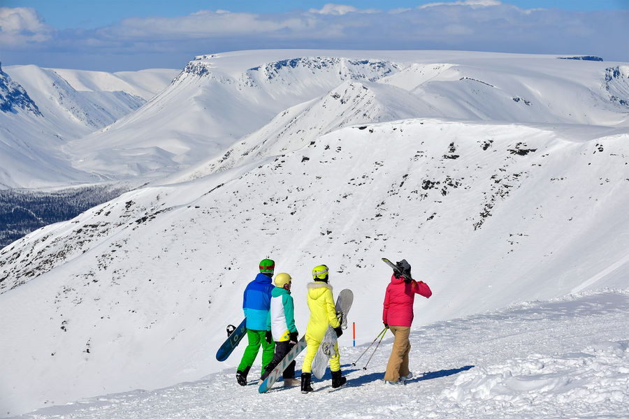 Отдыхающие горнолыжного курорта «Большой Вудъявр» на северном склоне горы Айкуайвенчорр