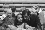 Александр Горшков с дочерью Юлей у гроба Людмилы Пахомовой во время гражданской панихиды в Спорткомплексе ЦСКА, Москва, 1986 год