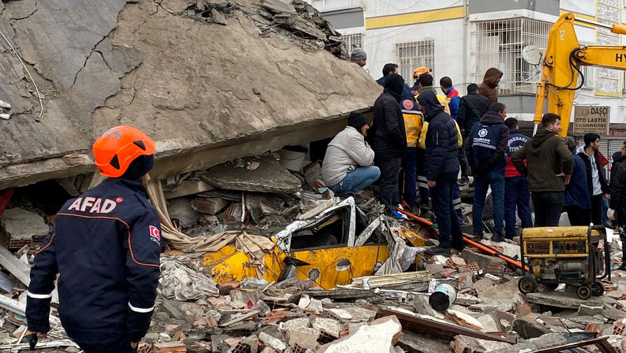 Власти Турции направили свыше 28 тысяч силовиков в пострадавшие от землетрясения регионы