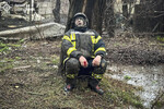 Сотрудник МЧС Украины после попадания ракеты в жилой дом в Одессе, 15 марта 2024 года