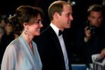 Герцогиня Кейт Миддлтон с мужем и принцем Гарри на премьере фильма «007: Спектр» в Лондоне