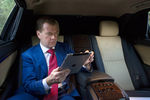 Дмитрий Медведев в салоне автомобиля в резиденции «Бочаров ручей», 2011 год