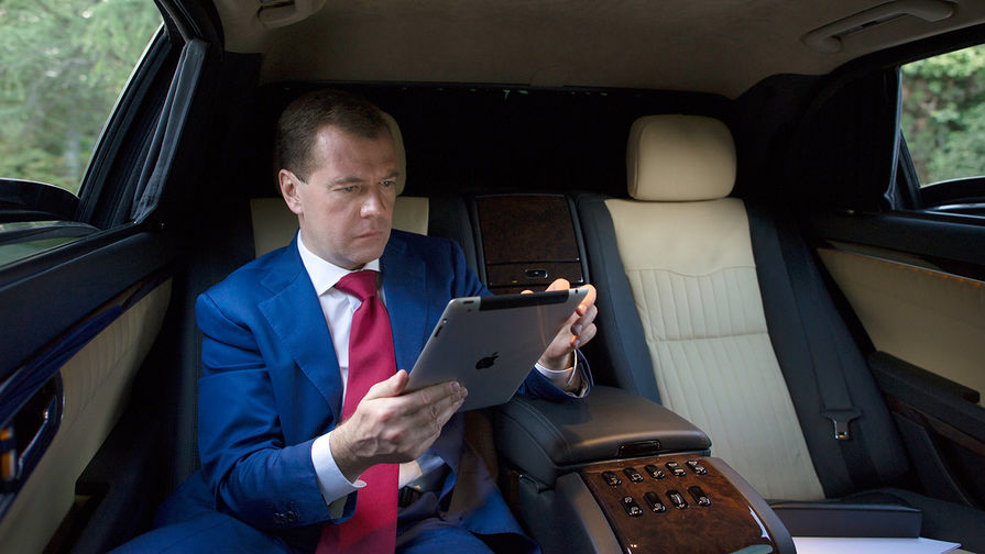 Дмитрий Медведев в салоне автомобиля в резиденции «Бочаров ручей», 2011 год