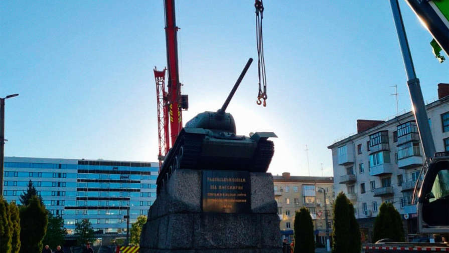 На площади Победы в Житомире демонтировали танк Т-34