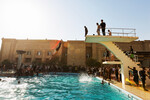 Протестующие ныряют в бассейн на территории Республиканского дворца в Багдаде, Ирак, 29 августа 2022 года
