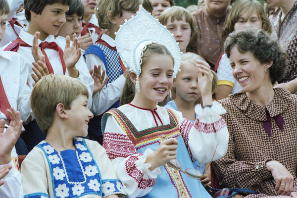 Саманта Смит с&nbsp;мамой Джейн Смит во время посещения московского городского Дворца пионеров, июль 1983&nbsp;года 