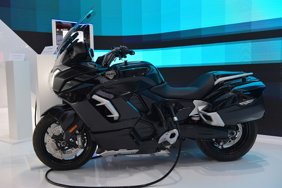 Электрический мотоцикл Aurus Merlon на международной промышленной выставке «Иннопром-2023» в Екатеринбурге