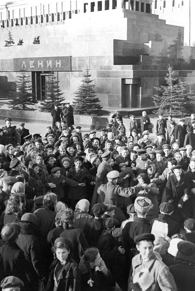На&nbsp;Красной площади утром 9&nbsp;мая 1945&nbsp;года
