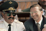 Министр обороны РФ Сергей Иванов (справа) и командующий ВДВ РФ, генерал-полковник Георгий Шпак (слева) на военно-спортивном празднике на аэродроме Тушино, посвященном 71-й годовщине ВДВ РФ, 2001 год