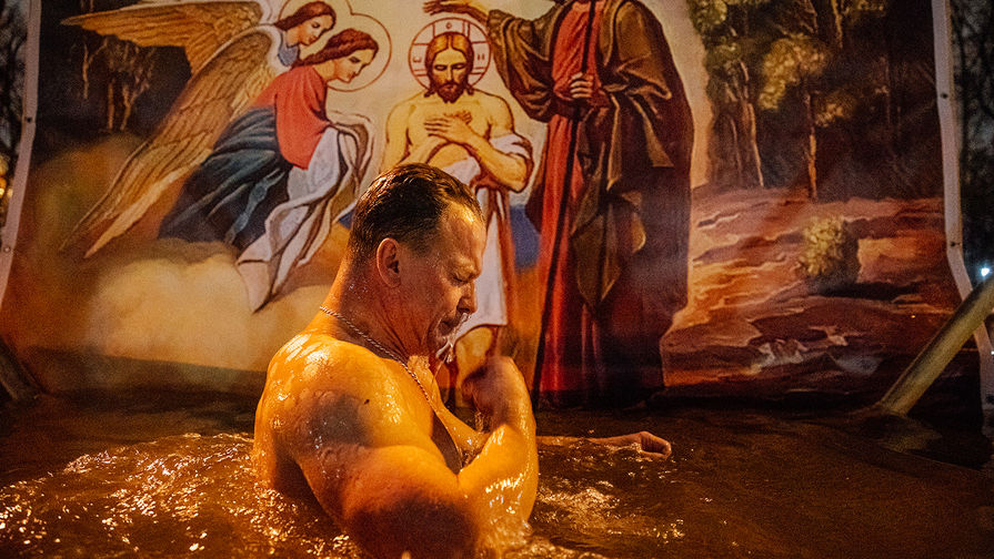 Священник рассказал, отличается ли крещенская вода от святой
