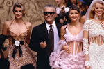Карл Лагерфельд и супермодели Синди Кроуфорд, Хелена Кристенсен и Клаудия Шиффер на показа коллекции Chanel, 1993 год 