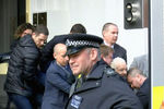 Во время задержания основателя WikiLeaks Джулиана Ассанжа около посольства Эквадора в Лондоне, 11 апреля 2019 года. Кадр из видео
