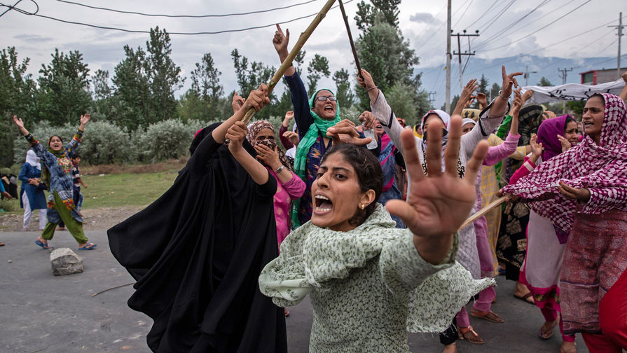Женщины выкрикивают лозунги во время марша протеста в&nbsp;Сринагаре, 9 августа 2019 года 