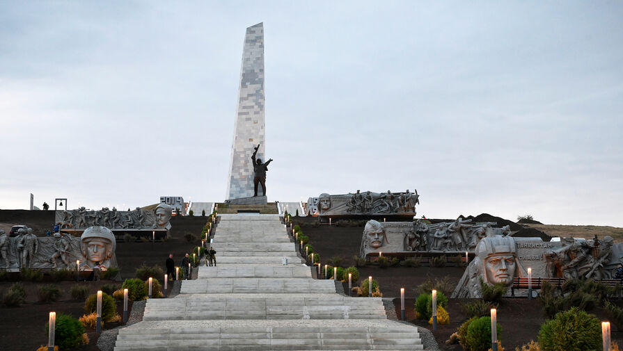 Молодогвардейцы ДНР возложили цветы к мемориалу Саур-Могила по просьбе ветерана