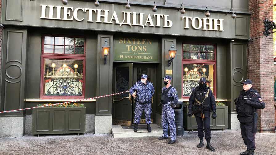 ТАСС: полиция задержала вооруженного мужчину, напавшего на охрану клуба "16 тонн" в Москве