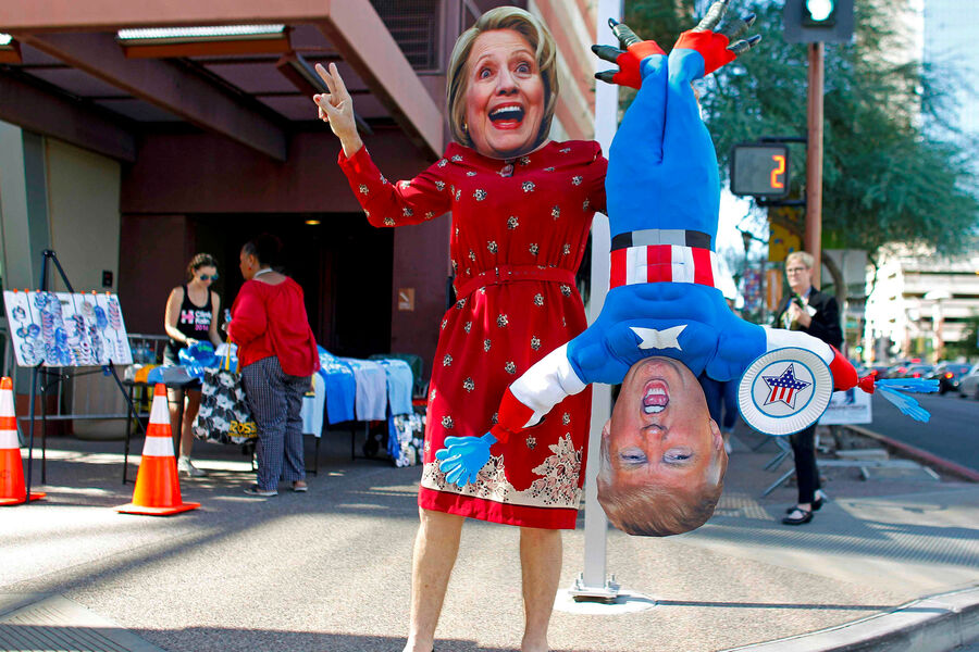 Женщина в маске Хиллари Клинтон держит куклу с лицом Дональда Трампа, Феникс (штат Аризона), США, 2016 год