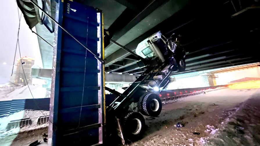В Новосибирске грузовик с поднятым кузовом протаранил железнодорожный мост