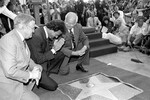 Хулио Иглесиас получает свою звезду на Аллее славы в Голливуде от американского радиоведущего и телепродюсера Джонни Гранта, 1985 год
