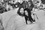 Джон Леннон и Йоко Оно позируют в постеле в Монреале, июнь 1969 года. Они провели в постели пресс-конференции в нескольких городах под лозунгом «Make love, not war» (Занимайтесь любовью, а не войной).
