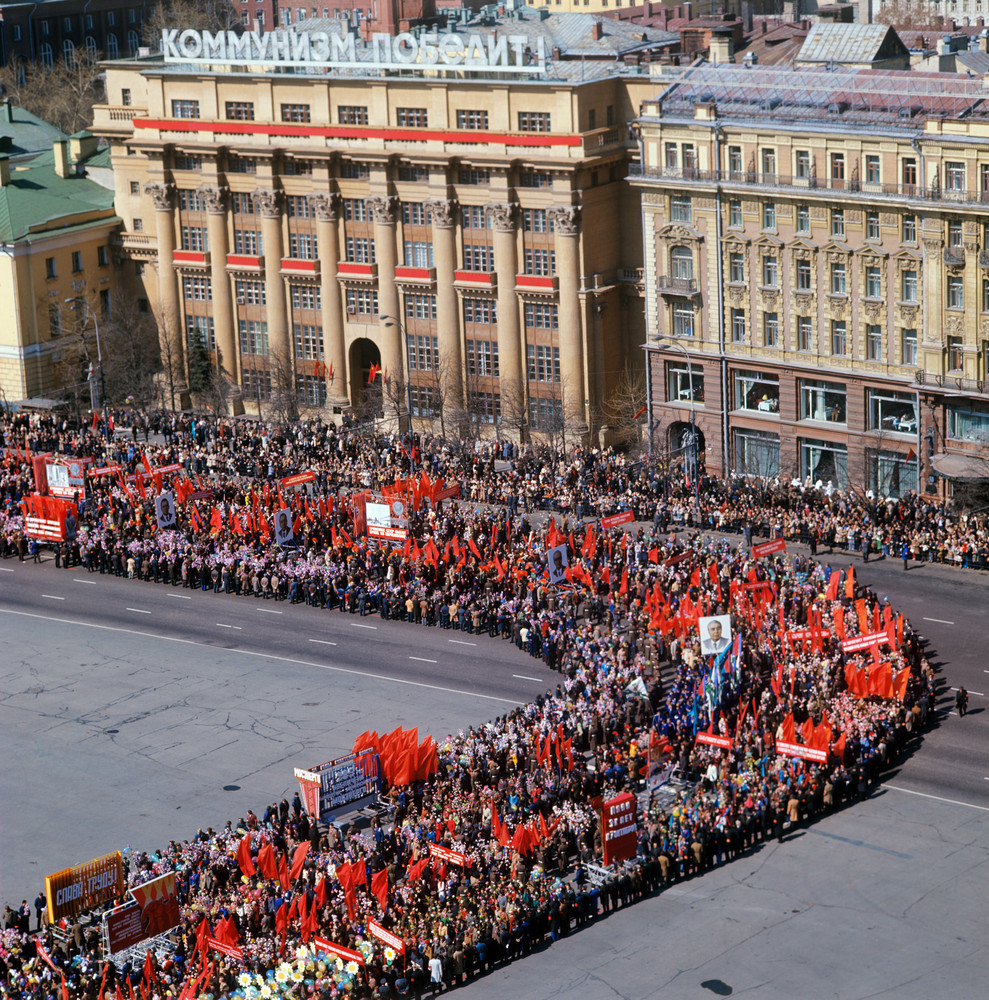 Колонна демонстрантов проспекте Маркса. Сейчас - Охотный ряд. 1978 год.