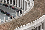 Туристы на площади святого Петра в Ватикане