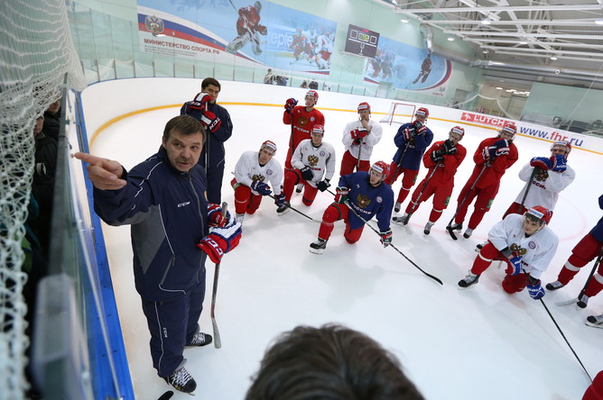 Олег Знарок показывает, что должна сделать российская сборная с воротами соперников