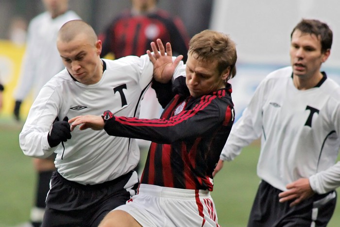 Последний раз «Амкар» и «Торпедо» встречались в Премьер-лиге еще в 2006 году, когда за столичный клуб выступал Константин Зырянов (справа на заднем плане)