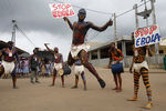 Танцоры на улицах Абиджана выступают в ходе кампании по предупреждению распространения вируса