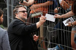 Член жюри, кинорежиссер Гильермо дель Торо, раздает автографы перед открытием кинофестиваля