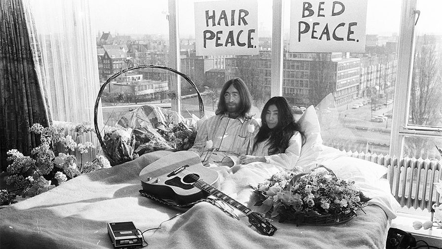 В&nbsp;1969 году Леннон и Йоко провели две «постельные демонстрации». Во время второй, в&nbsp;Монреале, Леннон сочинил антивоенный гимн «Give Peace a Chance»