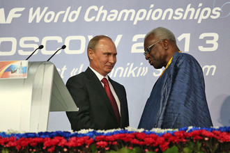 Президент России Владимир Путин и президент Международной ассоциации легкоатлетических федераций (IAAF) Ламин Диак (слева направо) на церемонии открытия чемпионата мира по легкой атлетике — 2013 в СК «Лужники»