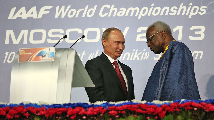 Президент России Владимир Путин и президент Международной ассоциации легкоатлетических федераций (IAAF) Ламин Диак (слева направо) на церемонии открытия чемпионата мира по легкой атлетике — 2013 в СК «Лужники»