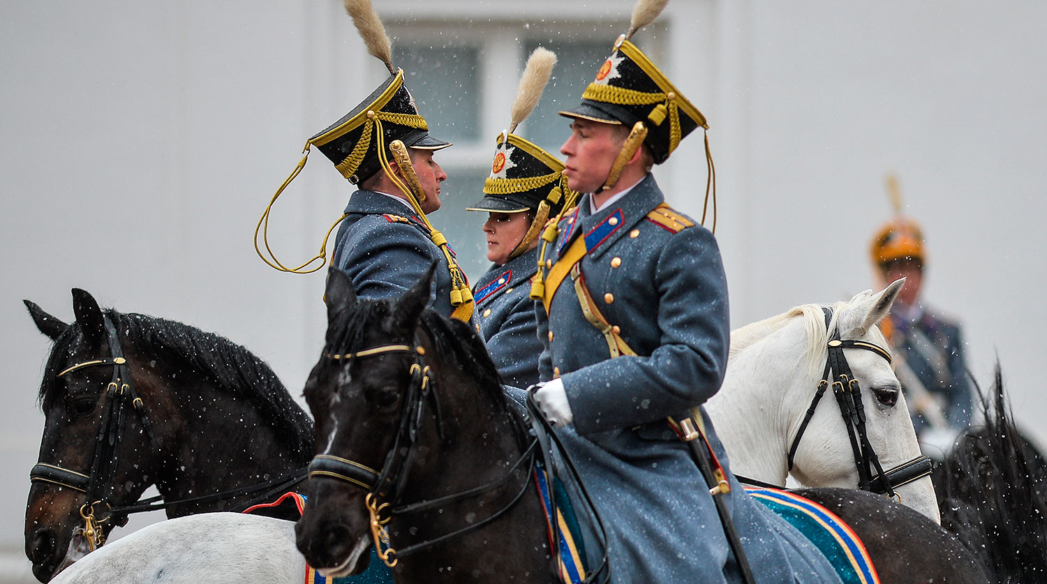 Военнослужащие Президентского полка во время церемонии развода пеших и конных караулов на Соборной площади Московского Кремля