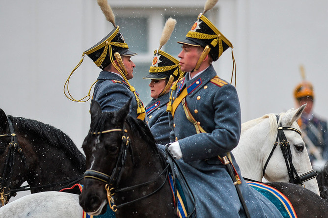 Военнослужащие Президентского полка во время церемонии развода пеших и конных караулов на Соборной площади Московского Кремля