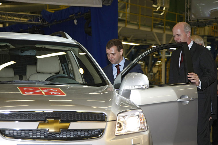 Дмитрий Медведев во время осмотра нового завода GM в производственной зоне «Шушары-2» Санкт-Петербурга 7 ноября 2008 года
