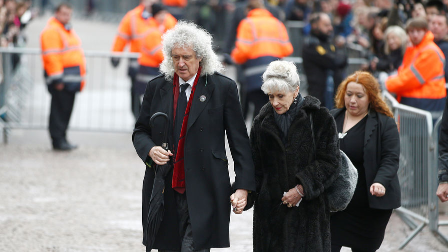 Музыкант Брайан Мей и актриса Анита Добсон на&nbsp;похоронах Стивена Хокинга в&nbsp;Кембридже. Великобритания, 31 марта 2018 года