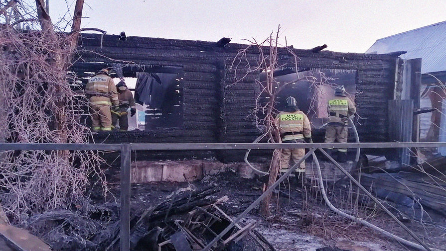 На месте пожара в доме престарелых в деревне Ишбулдино, 15 декабря 2020 года