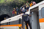 Эвакуация пассажиров из потерпевшего крушение поезда в провинции Тайваня Хуалянь, 2 апреля 2021 года