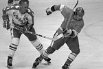За советскую сборную Харламов дебютировал 6 декабря 1968 года в поединке против Канады. Он сыграл за национальную команду 234 игры, в которых записал на свой счет 319 (164+155) результативных баллов.
<br><br>
На фото: Гордон Хоу (Канада) и Валерий Харламов (СССР) во время товарищеского матча по хоккею между сборными СССР и Канады, 1974 год