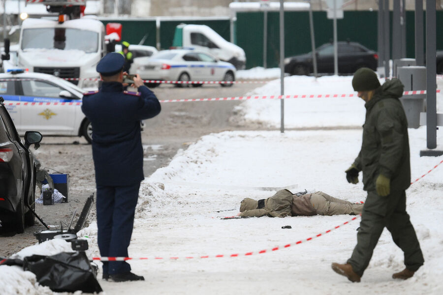 Тело погибшего в&nbsp;результате взрыва около&nbsp;жилого дома на&nbsp;Рязанском проспекте, 17&nbsp;декабря 2024&nbsp;года