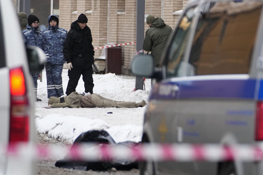 Тело помощника начальника войск радиационной, химической и биологической защиты ВС РФ Игоря Кириллова на&nbsp;месте взрыва у&nbsp;жилого дома на&nbsp;Рязанском проспекте, 17&nbsp;декабря 2024&nbsp;года