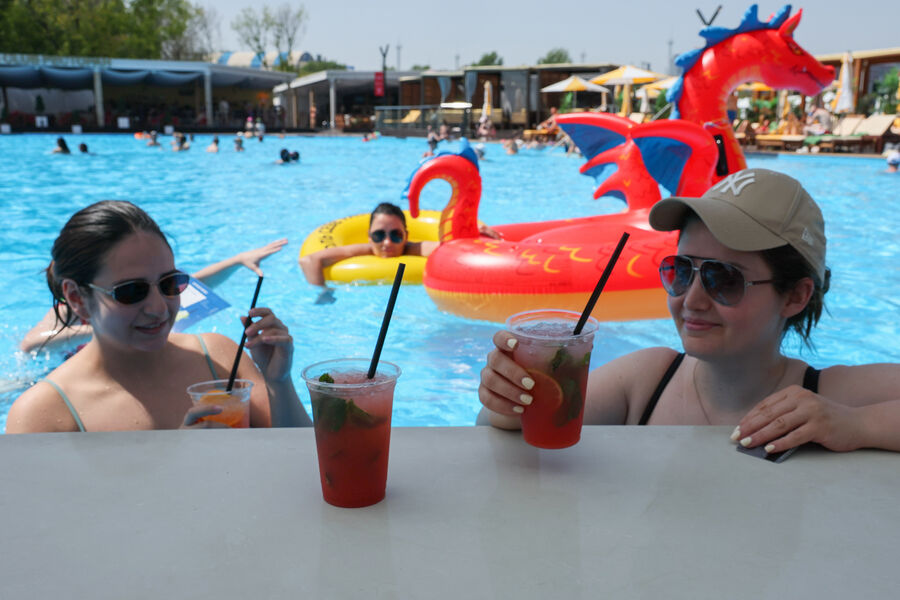 Отдыхающие в&nbsp;пляжном клубе Dream Beach Club в&nbsp;Москве, 11&nbsp;июля 2025&nbsp;года